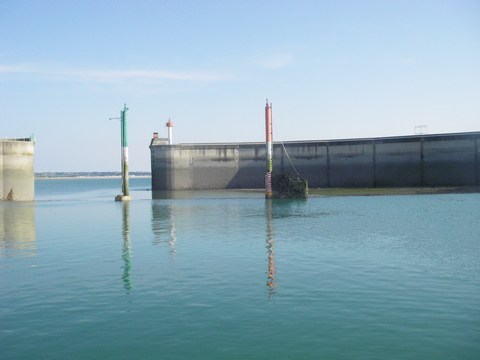 Le port de Granville à marée basse : un muret retient l'eau pour maintenir les bateaux à flot !