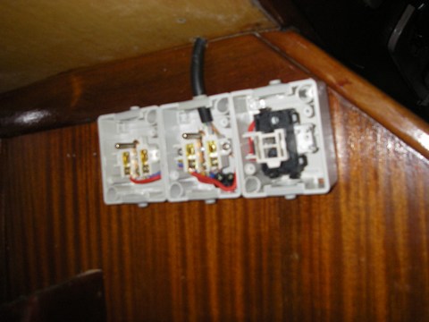 Câblage des prises de la cuisine et du carré. L'interrupteur de droite commande la prise du milieu sur laquelle vient se brancher la table à induction.