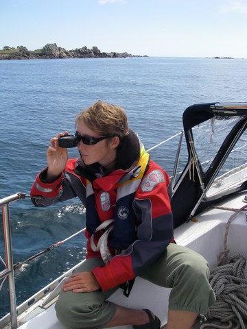 Parfois, le compas de relèvement est plus fiable que le GPS. Ici, Clairette tient un relèvement dans le Smith Sound, Îles Scilly Clairette au relèvement dans les îles Scilly