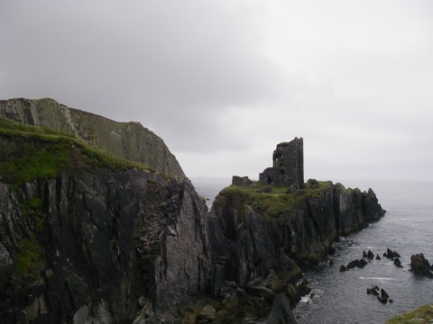 mini-03-Phare en ruine et Fastnet.JPG