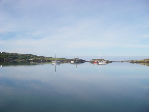 mini-08-Bateaux mouillés devant Sherkin.JPG