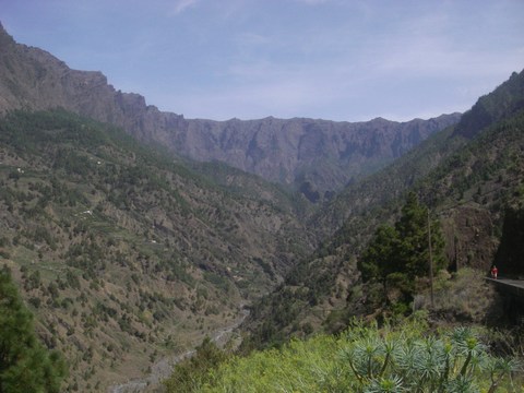 01-Caldera de Taburiente depuis le bas.jpg