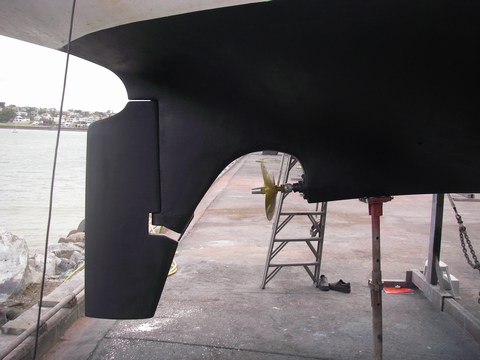 Oh la belle hélice ! Oh les belles anodes ! Oh le bel antifouling (de loin...) !