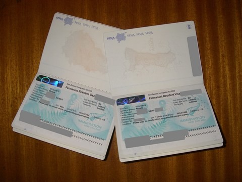 Nos nouveaux passeports français et notre résidence permanent (cherchez le "indefinite")