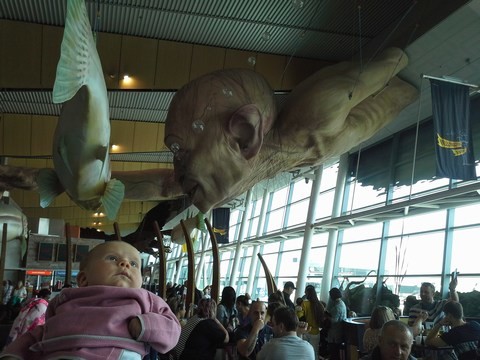 Gollum intrigue Margo à l'aéroport de Wellington
